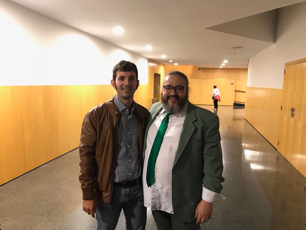 Así es como se llama el show de mi amigo Nano Márquez. Le prometí el día que me senté con él a “hablar de magia” que iría a verle actuar, y así lo hice. El sábado pasado nos juntamos unos amigos y nos fuimos a Viladecans. Nano Márquez Viladecans