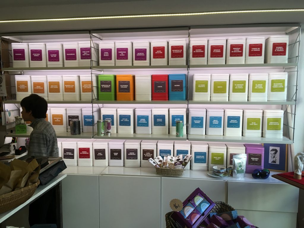 latas de té con nombres para magos
