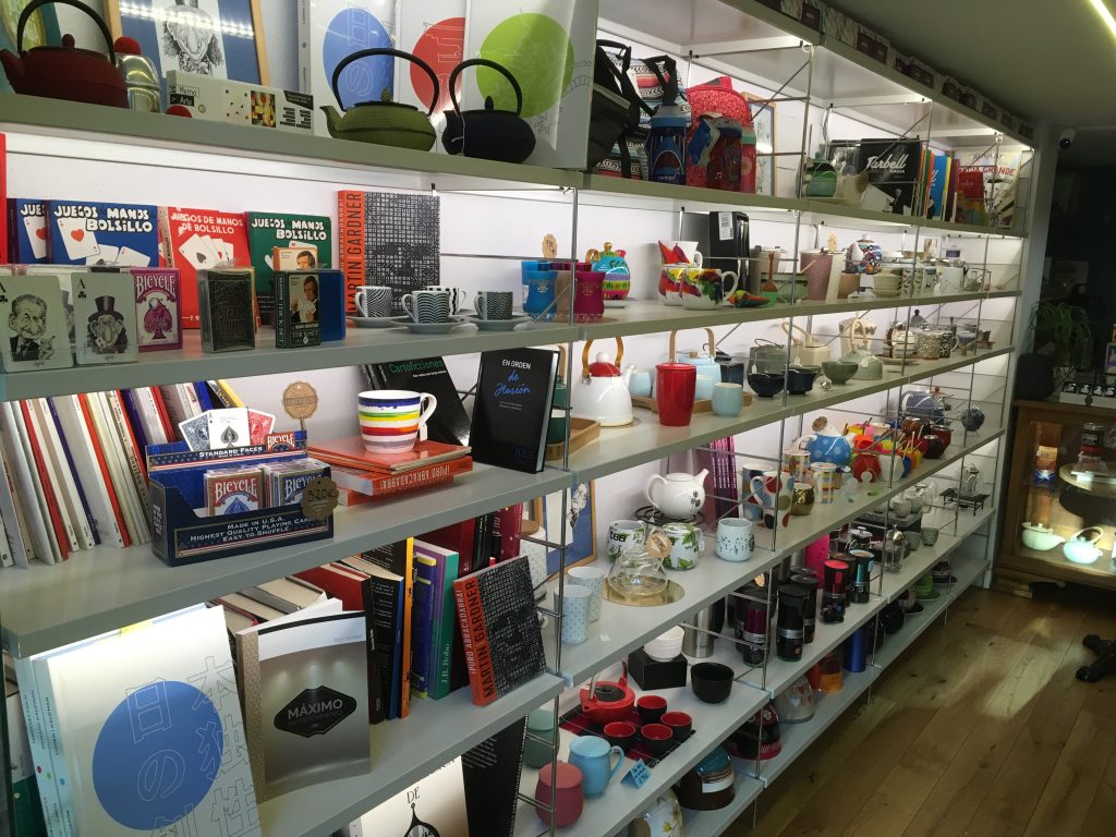 estantería con librería mágica