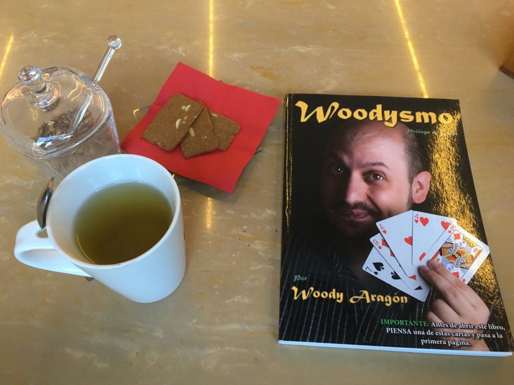 tomar un té calentito leyendo un libro de magia